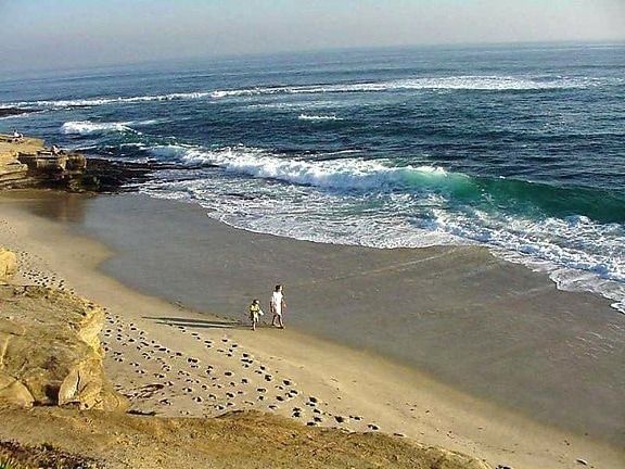 pláž s bílým pískem,