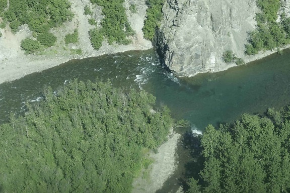 Річка, через Каньйон