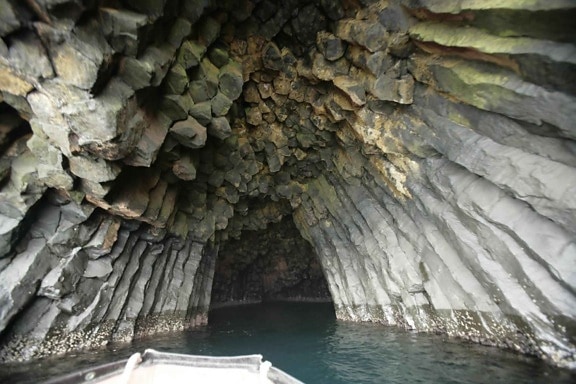 basalte, caverne, entrée