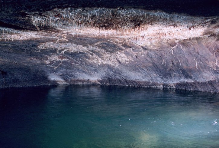 동굴, 인테리어, 흐르는 물, 낮은 천장, 많은 작은, 종유석