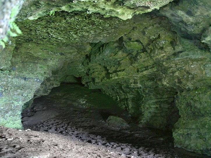 Keshcorran, Höhlen