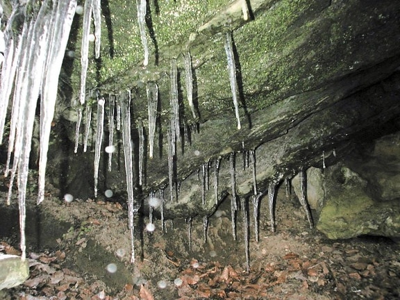 stalaktity, jeskyně