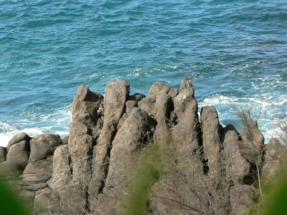 kivinen, meren rannalla