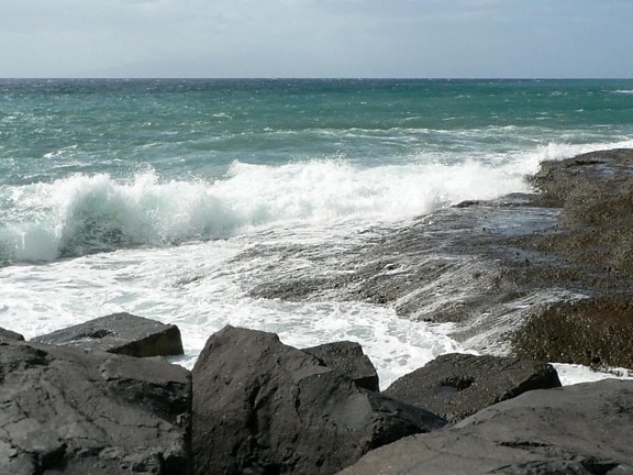 ondas, quebrando, rochas