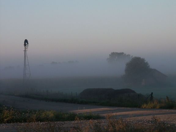 Iowa, větrný mlýn, ráno, mlha