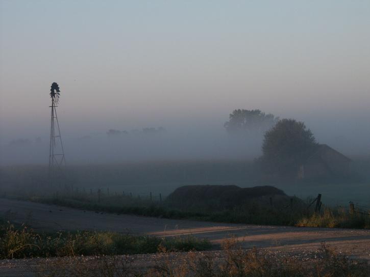Iowa, moinho de vento, de manhã, nevoeiro