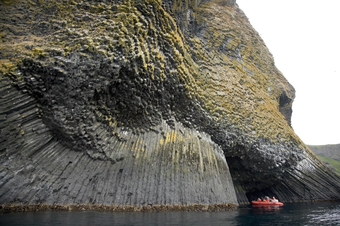 Морская пещера на острове Акун , Аляска