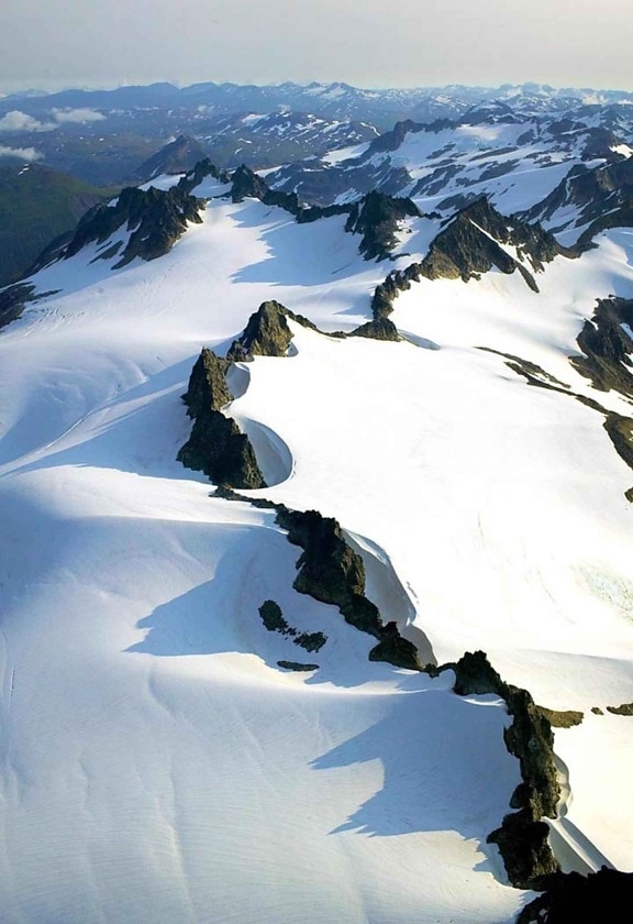 Gunung, puncak-puncak tertutup salju, perspektif aerial