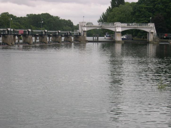 Weir, Thames, Teddington, Londres