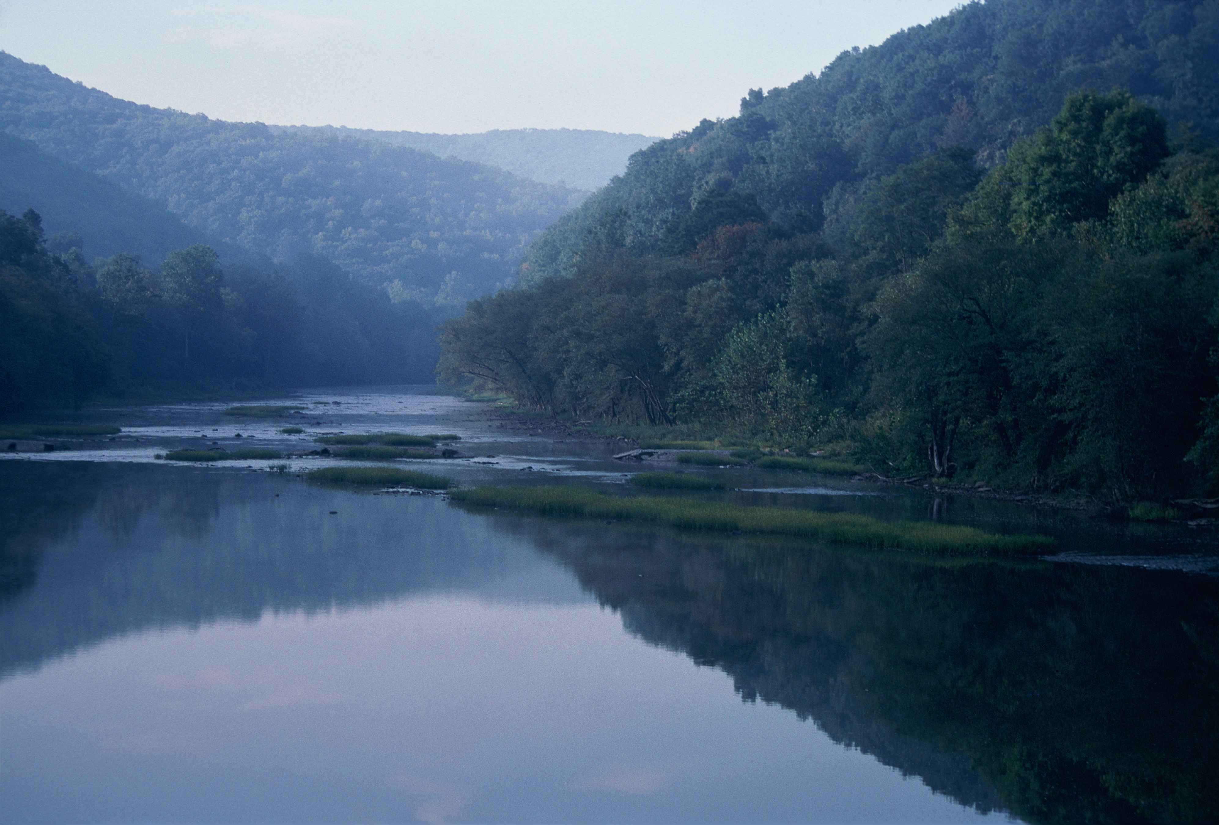 West river. Гринбрайер Вест-Вирджиния. Вест Ривер река. Река ОУЗ Вирджиния. Река уз Англия Вирджиния.