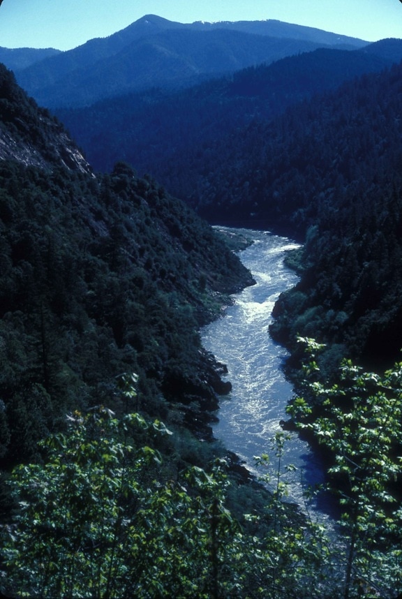 クラマス、風光明媚な川、渓谷を流れる