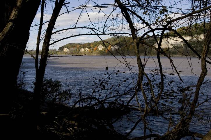 อง หินปูน หน้าผา ห่างไกล มิสซูรี แม่น้ำ silhouetted ต้นไม้