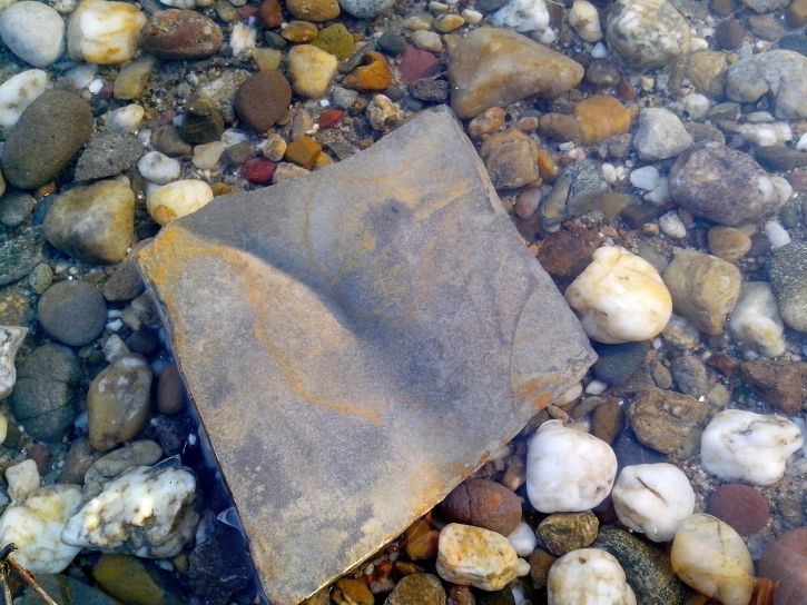 大規模な立方体の石