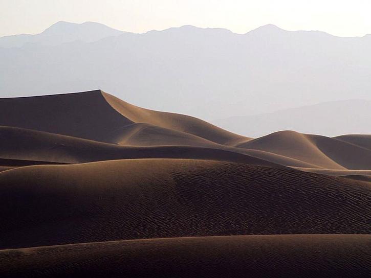 夕日の砂丘の砂、