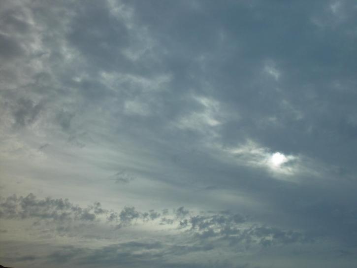 matahari, awan peering, tebal, menutupi