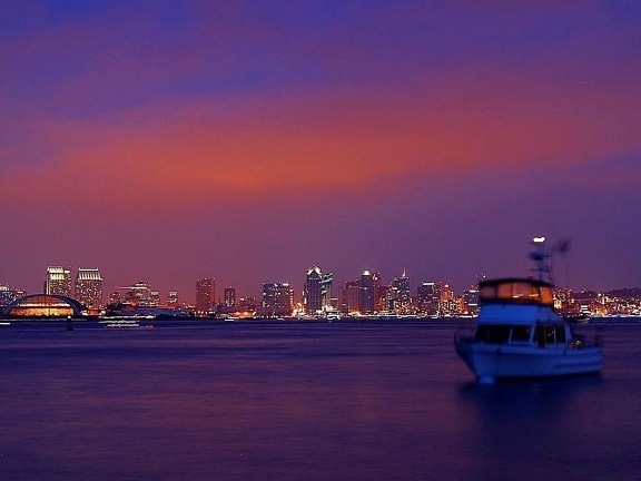 Skyline, solnedgång, hamnen, ön