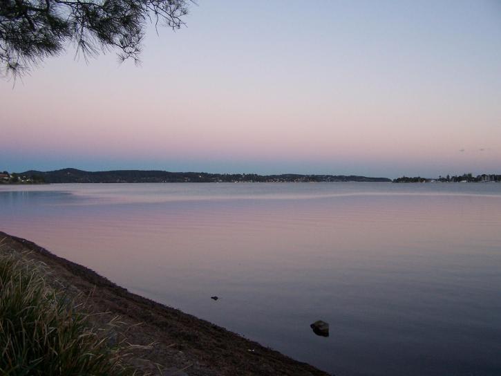 puesta del sol, lago, cielo de color púrpura claro