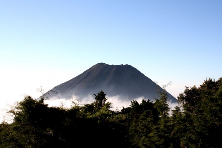 Izalco, vulkán, részben fedett, felhők, természetes, rajzolni, turisták