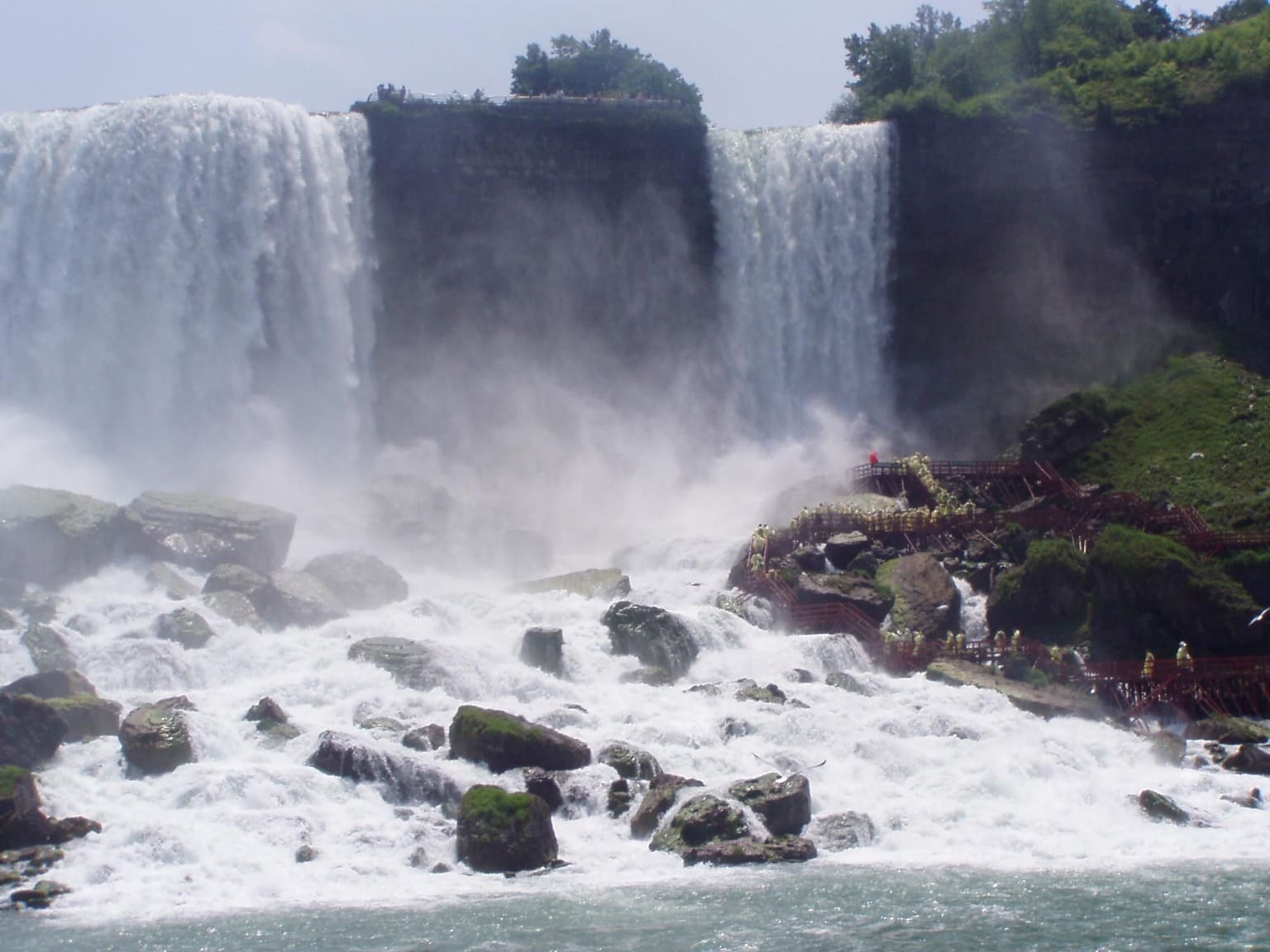 Внутренние водопады. Американский водопад (American Falls). Катаракт водопад. Водопад с радугой фото. Водопад Америки фотографии.