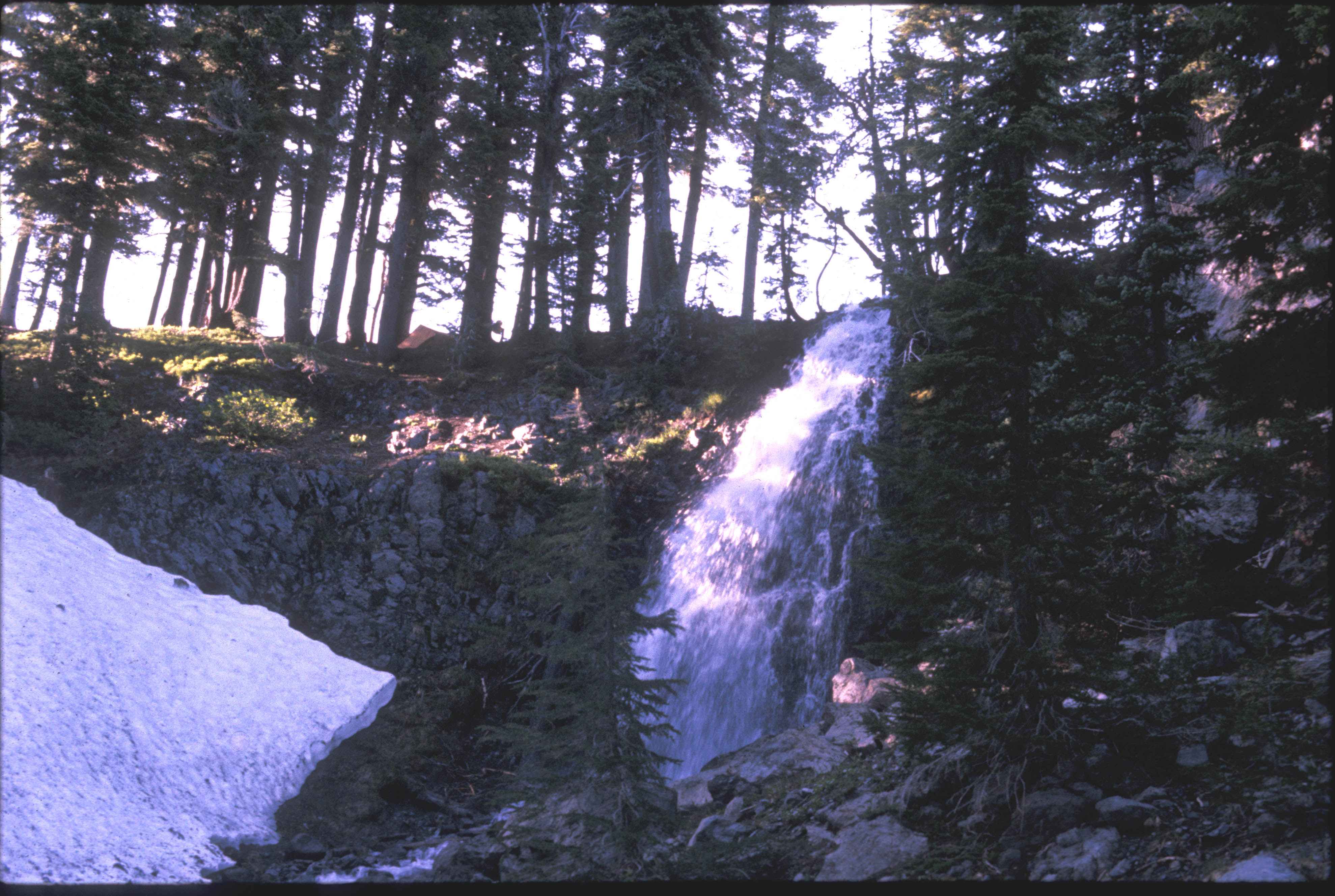 Внутренние водопады. Обсидиановые водопады Орегоне. Каскадный водопад Грожоган вату Пурбо. Водопад между стёклами. Obsidian Fall.