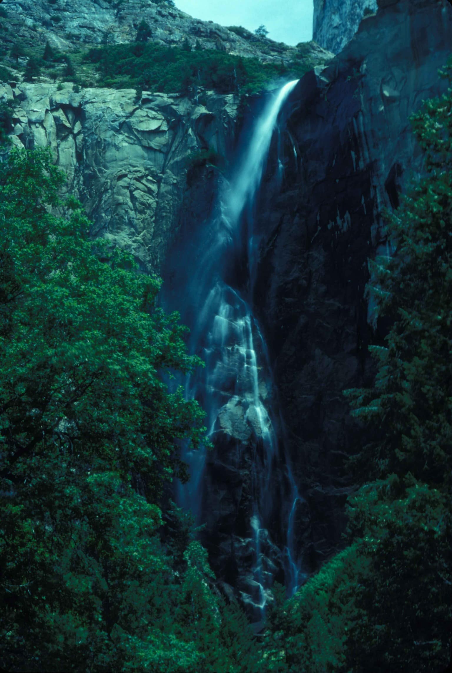 Внутренний водопад. Водопад меж гор вертикальный. Слезы образ водопада. Mackenzie Falls poster.