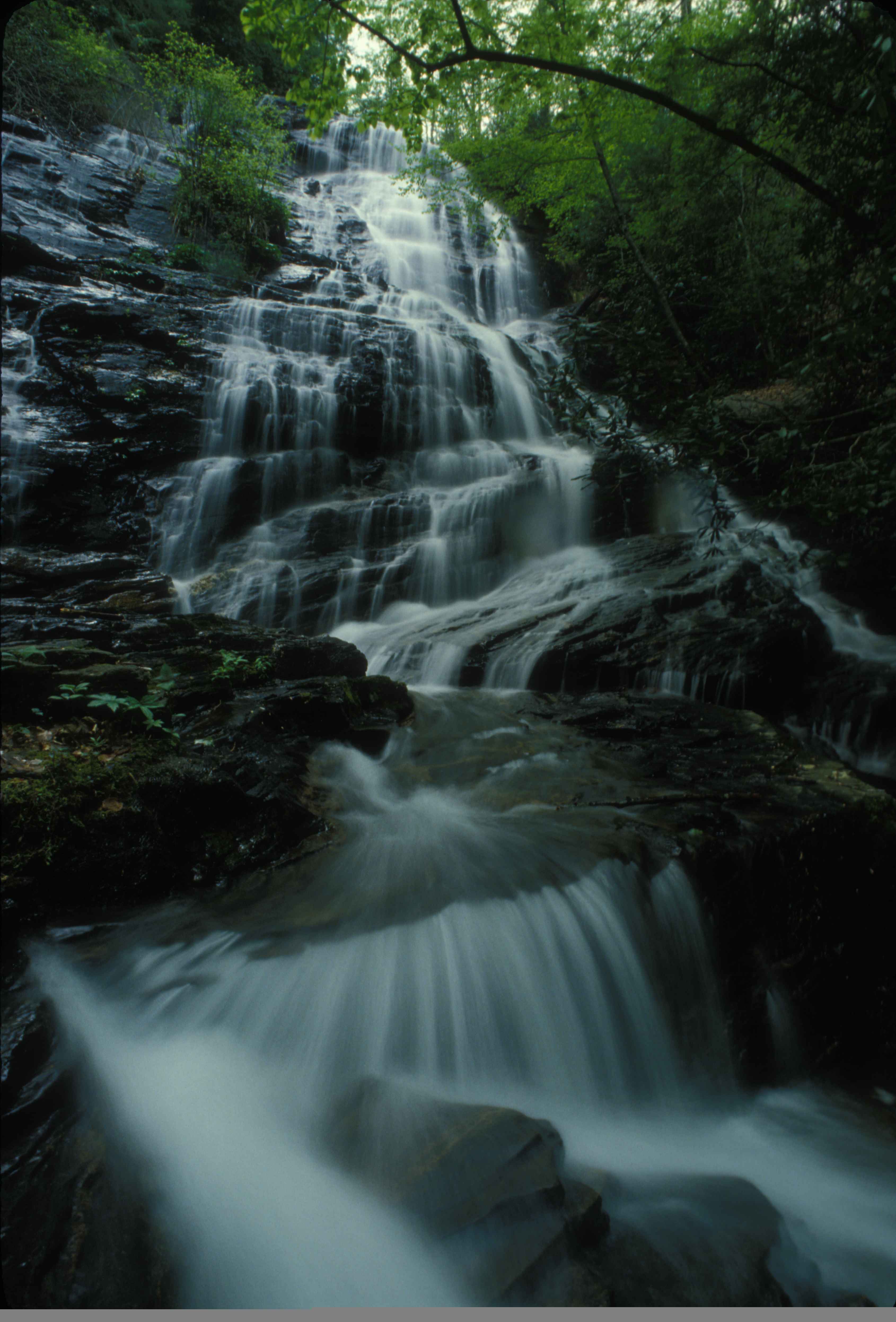 Внутренние водопады. Маленькие водопады вид сбоку. Tokopah Falls. Gratis Indah.