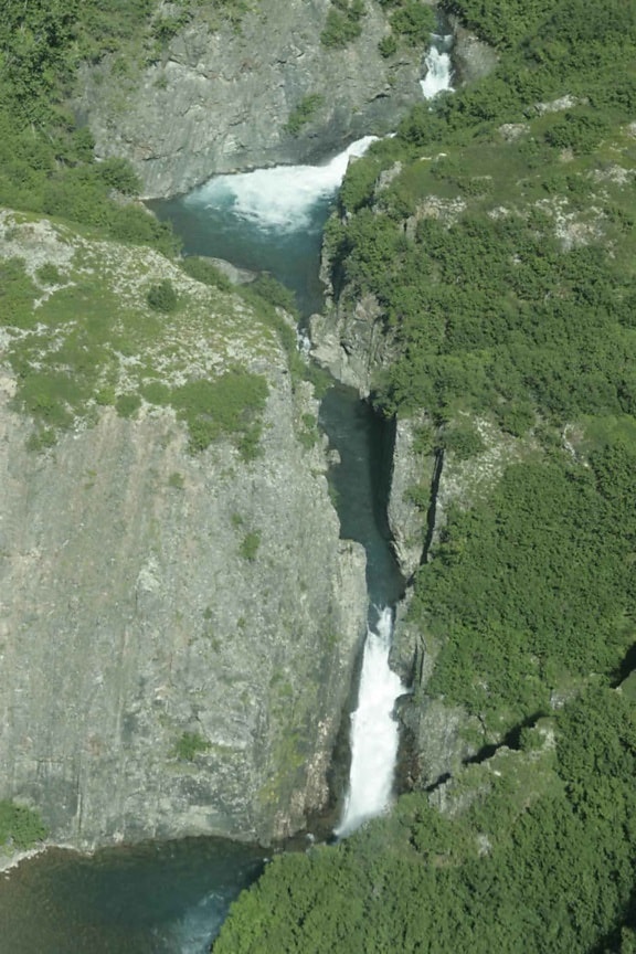 Wasserfall, eng, Schlucht
