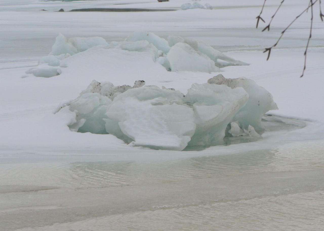 Лед разбивается. Проломить лед. Разбитый лед. Ломать лед. Лёд сломался.