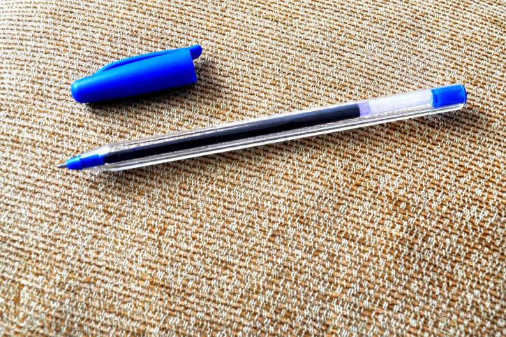 azul, un bolígrafo