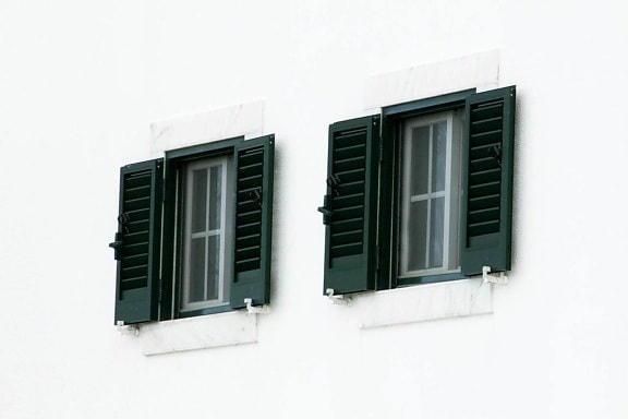 zwei, Fenster, weiße Wand