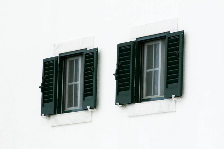 duas, janelas, parede branca