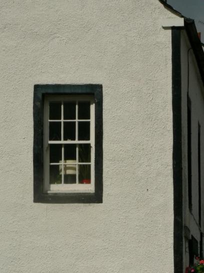 okno, biela stena