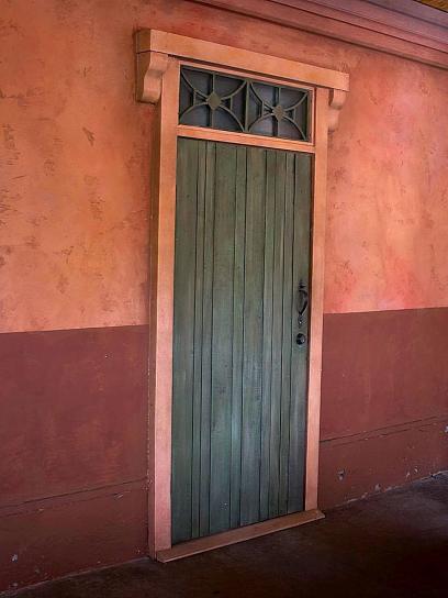 fából készült ajtó