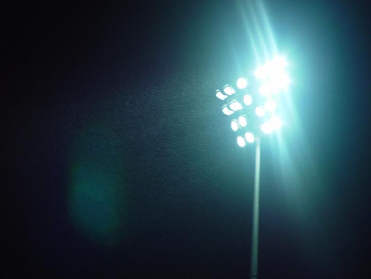 Sân vận động, đèn chiếu sáng