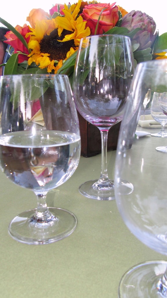 de vino, vasos, mesa, frente, flores
