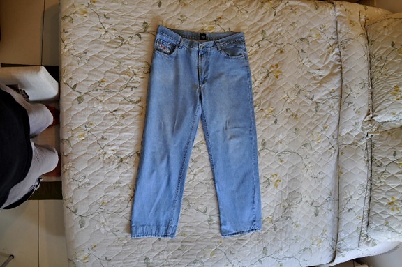 blå jeans, bukser, seng