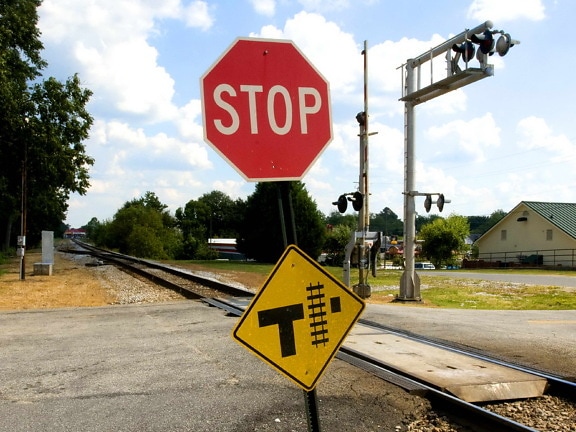 två, trafik, tecken, som tyder, korsningen, vägbanan, järnväg