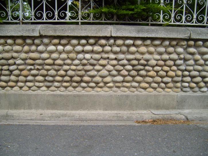 камінням, паркан