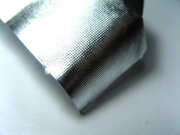 Κινηματογράφηση σε πρώτο πλάνο από γυαλιστερό αλουμινόχαρτο από αλουμίνιο