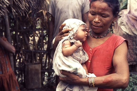 žena drží dítě, Žena, dítě, Afrika