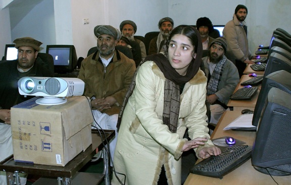 afghanistan, les gens, l'apprentissage, les ordinateurs