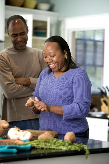 Afro-américain, couple, partage, préparation, sain, repas