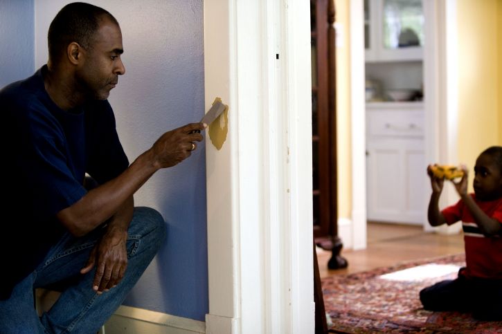 African American, Vater, zu verarbeiten, zu reparieren, Innenraum, Tür, Rahmen