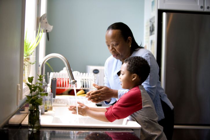 アフリカ系アメリカ人、母、示すように、プロセス、教育、若い息子を洗う