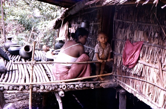 Burman, buddhalainen, nainen, huolehtiva, lapsi, Patuakhali, kunta, Marmas, village
