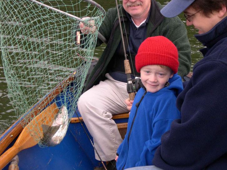 jovem rapaz, pesca, garoto, posando, primeiro peixe