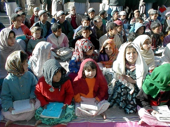 afghanistan, Studenten, Lehrbuch, im Freien, Klasse