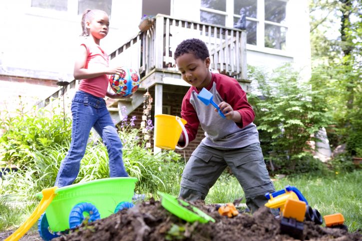 Afroamericano, niño, niña, juego, jardín