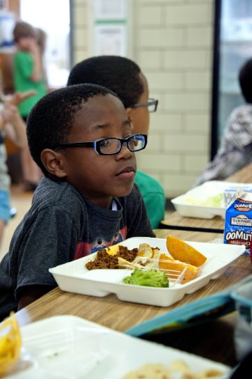 Afrikaanse Amerikaan, jongen, gefotografeerd, eten, gezond, maaltijd