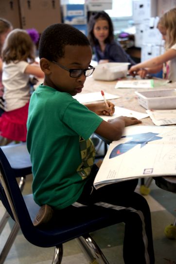 African American, školák, proces, kreslenie, ceruzka, kus, biela, papier